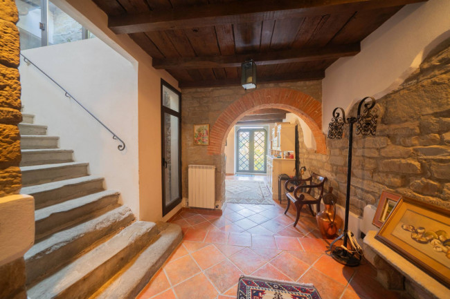 Casa colonica in vendita a Reggello