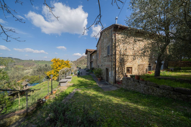 Casa colonica in vendita a Reggello