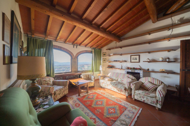 Casa colonica in vendita a Reggello