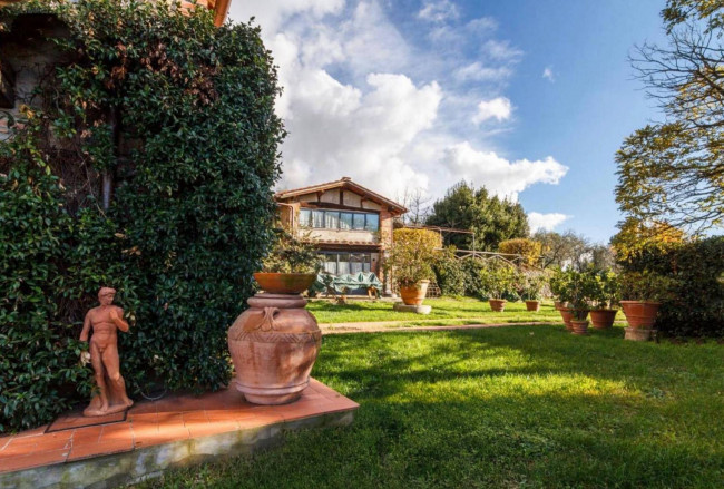 Casa colonica in vendita a Reggello