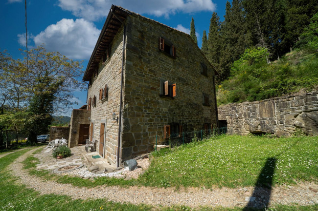 appartamento con ingresso indipendente in vendita a Reggello