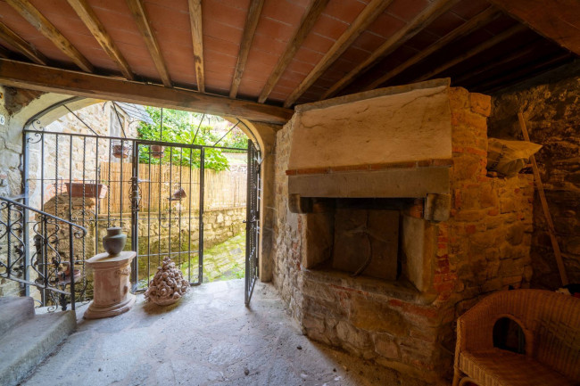 appartamento con ingresso indipendente in vendita a Reggello