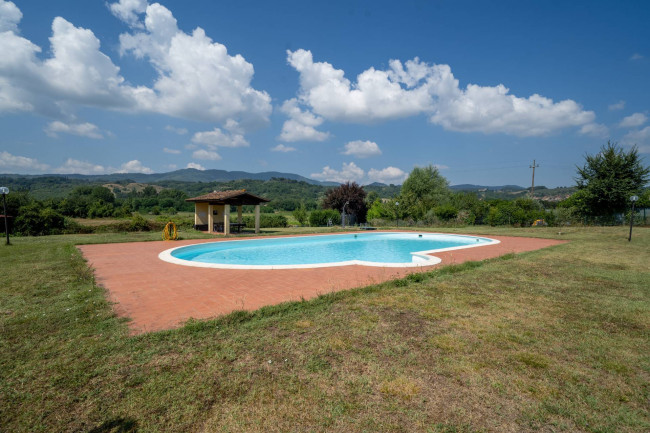 appartamento con ingresso indipendente in vendita a Reggello