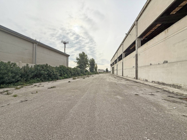 Capannone Industriale in vendita a Brindisi