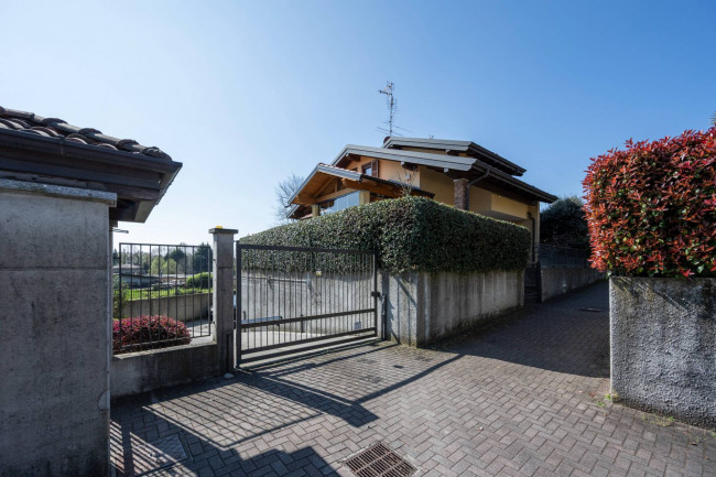 Porzione di Villetta bifamiliare in vendita a Casorate Sempione