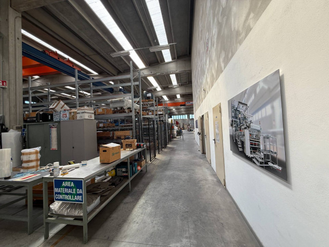 IMMOBILE INDUSTRIALE in vendita a Azzate