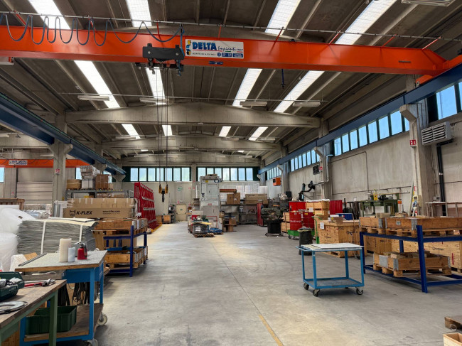 IMMOBILE INDUSTRIALE in vendita a Azzate