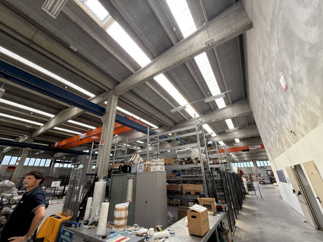 IMMOBILE INDUSTRIALE in vendita a Azzate