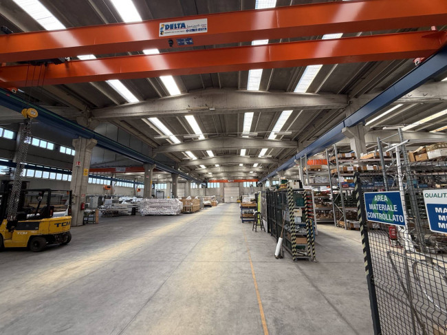 IMMOBILE INDUSTRIALE in vendita a Azzate