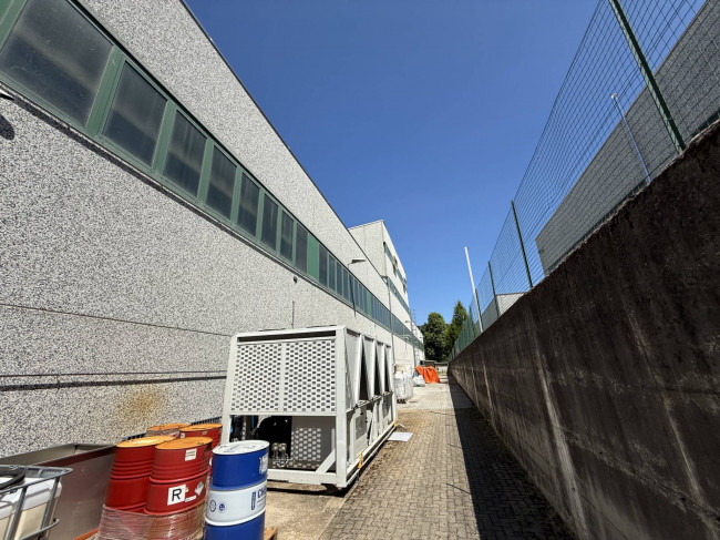 IMMOBILE INDUSTRIALE in vendita a Azzate