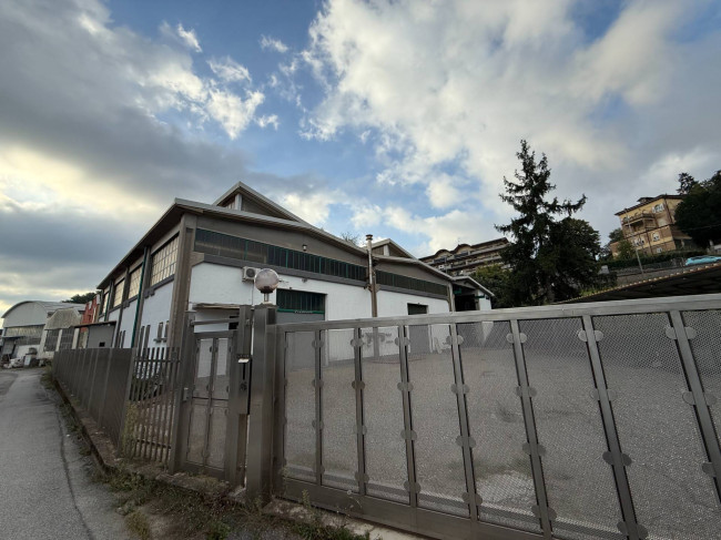 Capannone in vendita a Varese