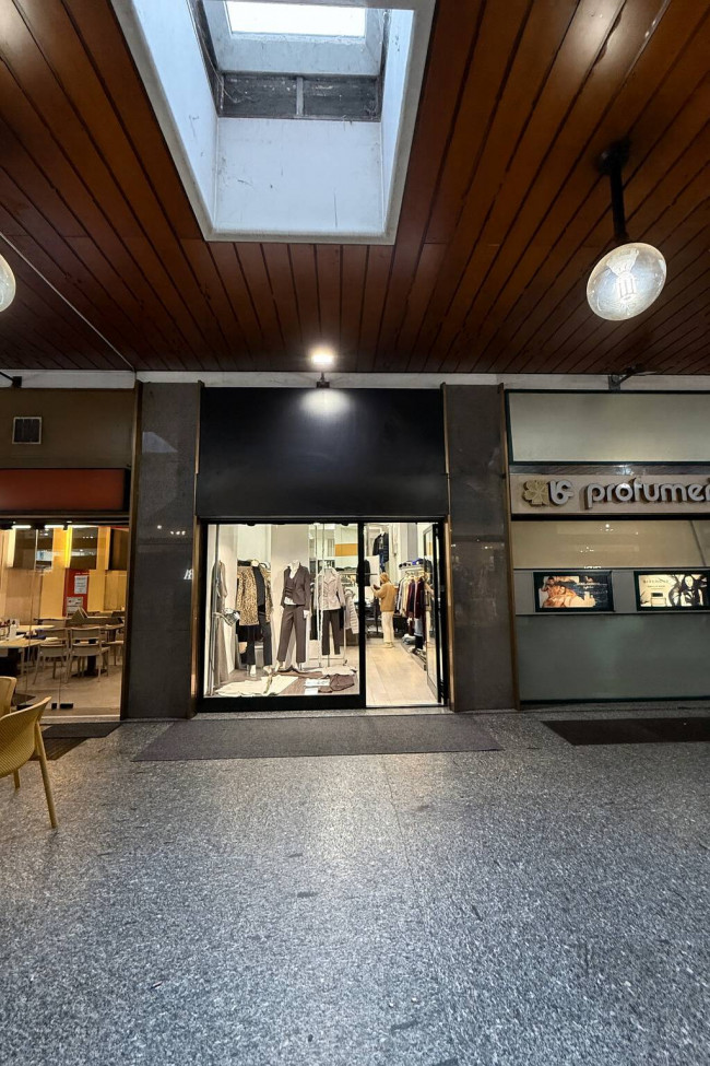 Locale commerciale in vendita a Varese