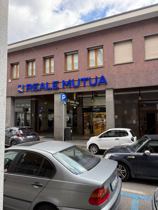 Locale commerciale in vendita a Varese