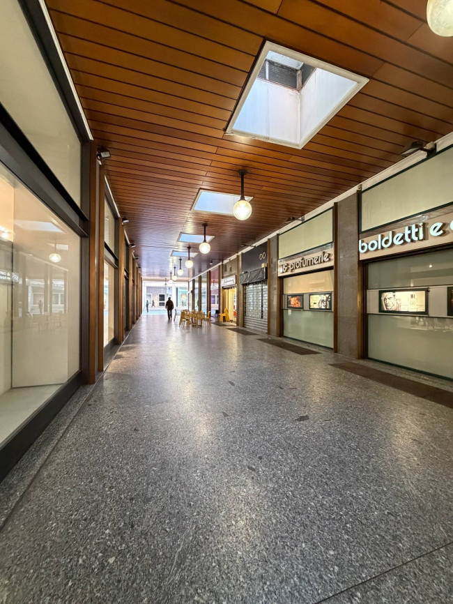 Locale commerciale in vendita a Varese