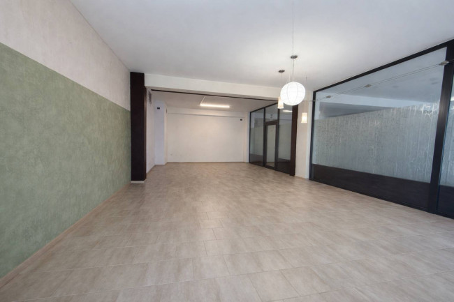 Locale commerciale in affitto a Varese