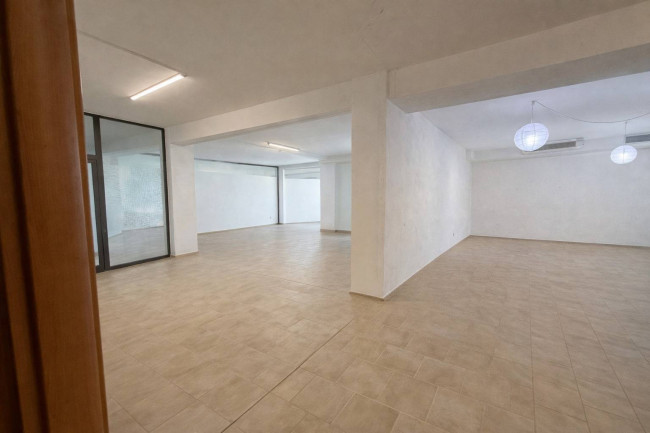 Locale commerciale in affitto a Varese