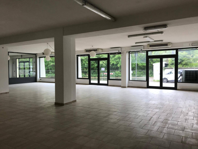 Locale commerciale in affitto a Varese