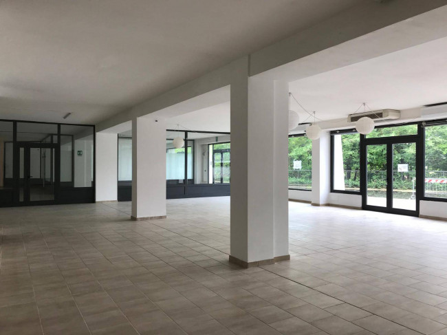 Locale commerciale in affitto a Varese