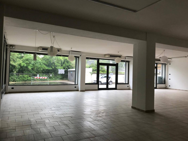 Locale commerciale in affitto a Varese