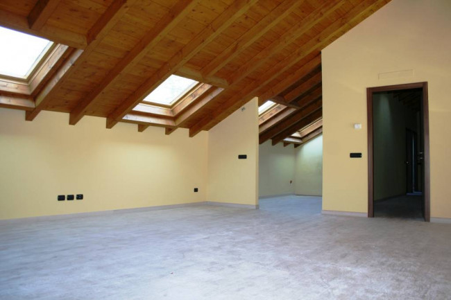 Appartamento con giardino in vendita a Varese