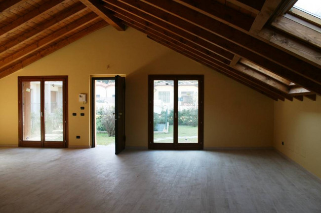Appartamento con giardino in vendita a Varese
