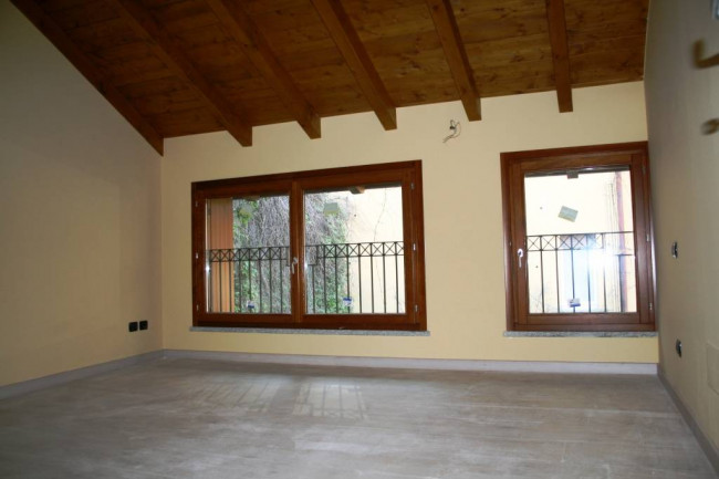 Appartamento con giardino in vendita a Varese