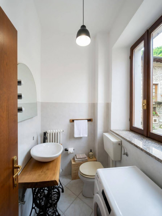 Porzione di Casa Singola in vendita a Cocquio-Trevisago