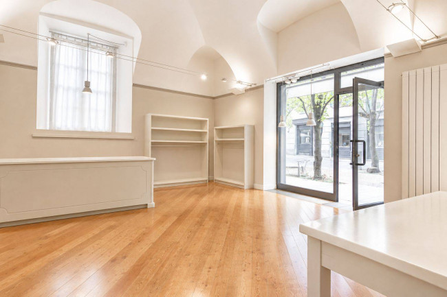 Locale commerciale in vendita a Varese