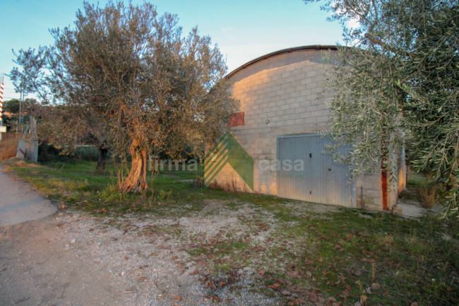 Locale artigianale in vendita a Bellante