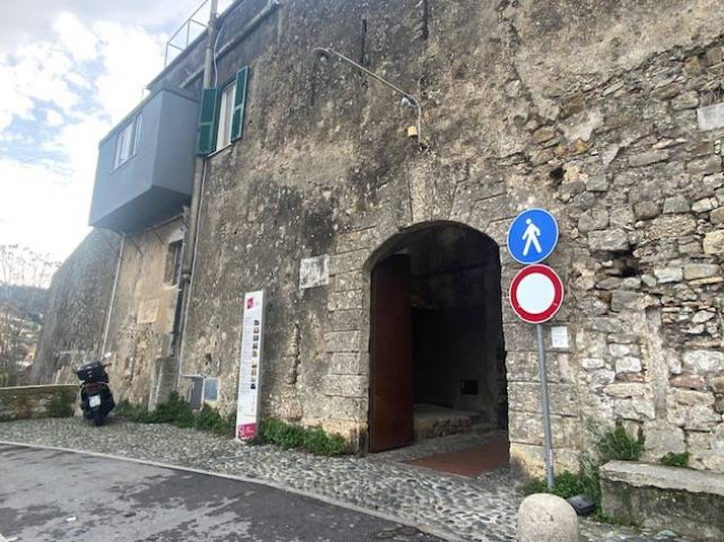 APPARTAMENTO CON INGRESSO INDIPENDENTE in vendita a Ventimiglia