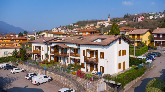 Appartamento in vendita a Solto Collina