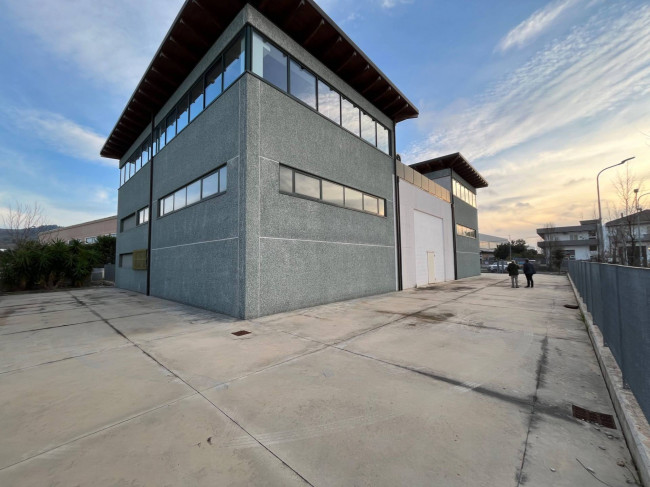 Capannone industriale in affitto a Chieti