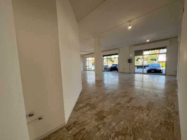 Locale commerciale in affitto a San Giovanni Teatino