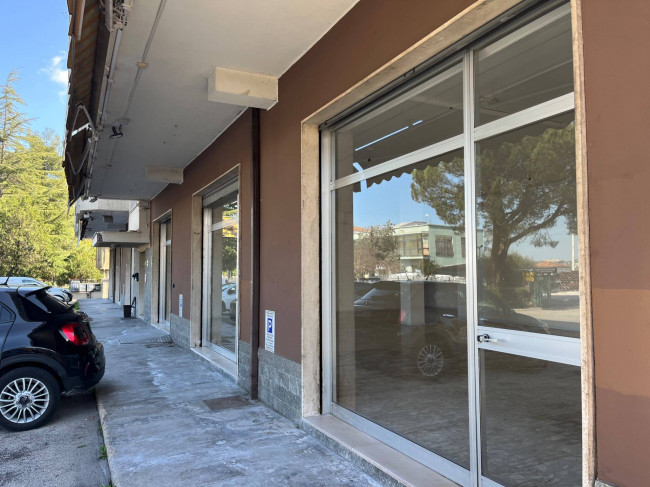 Locale commerciale in affitto a San Giovanni Teatino