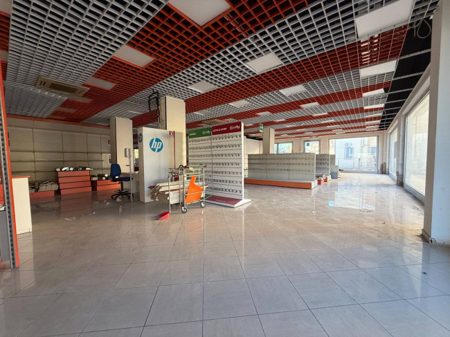 Locale commerciale in affitto a San Giovanni Teatino