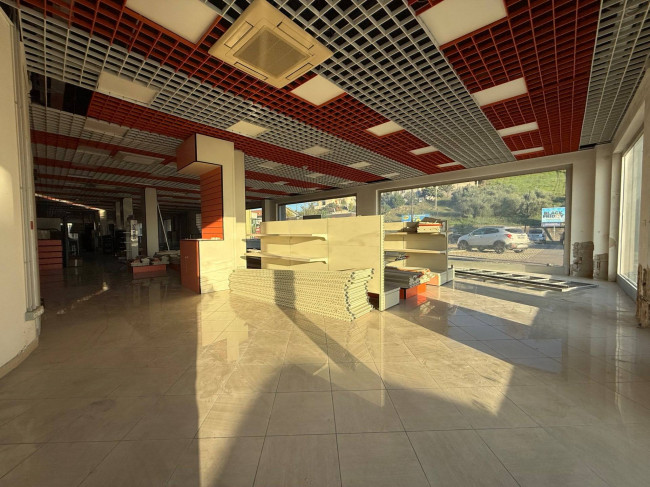 Locale commerciale in affitto a San Giovanni Teatino