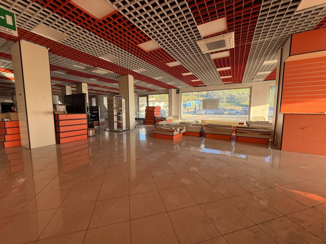 Locale commerciale in affitto a San Giovanni Teatino