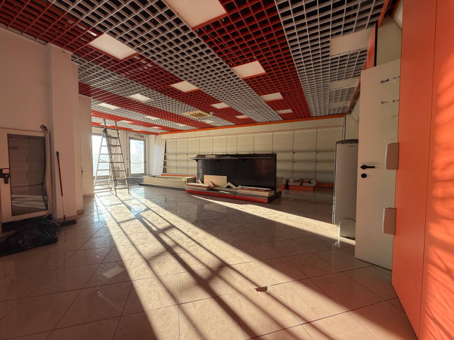 Locale commerciale in affitto a San Giovanni Teatino