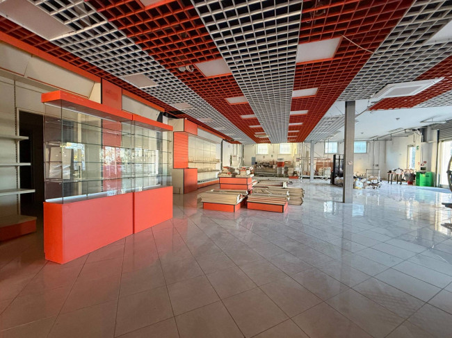 Locale commerciale in affitto a San Giovanni Teatino