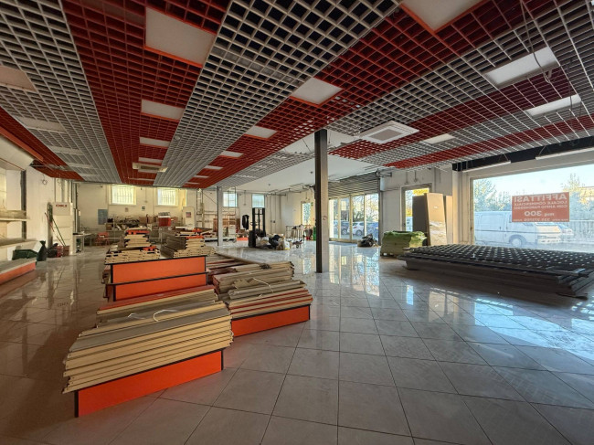 Locale commerciale in affitto a San Giovanni Teatino