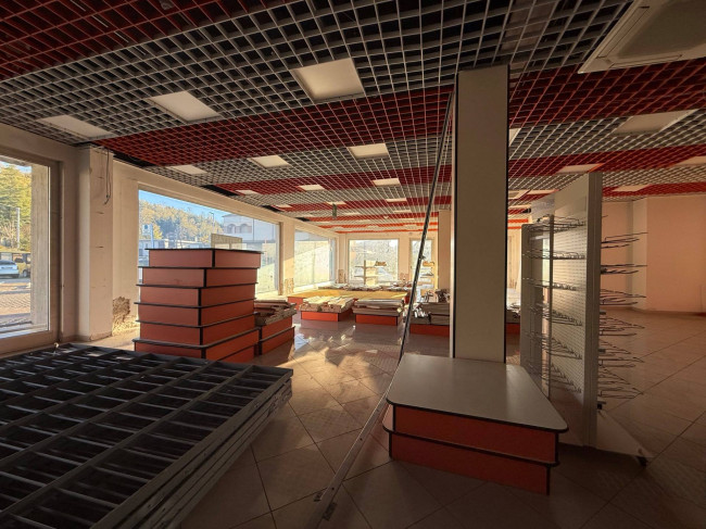 Locale commerciale in affitto a San Giovanni Teatino