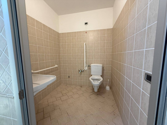 Locale commerciale in affitto a San Giovanni Teatino