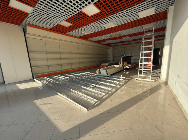 Locale commerciale in affitto a San Giovanni Teatino