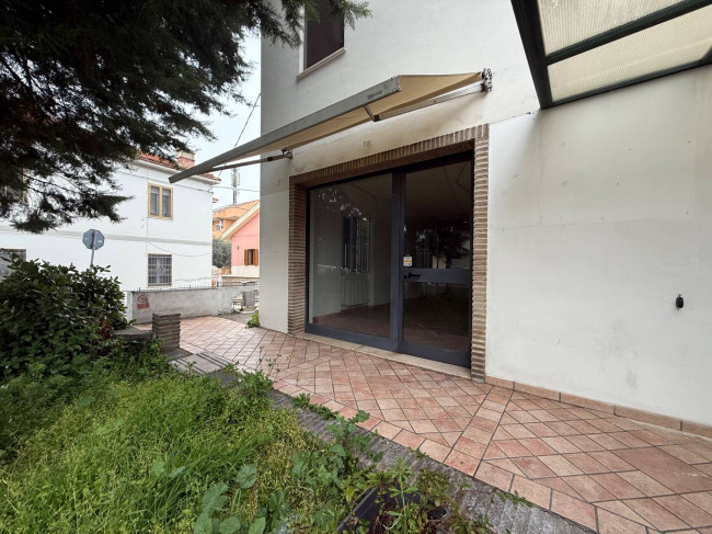 Locale commerciale in affitto a Chieti