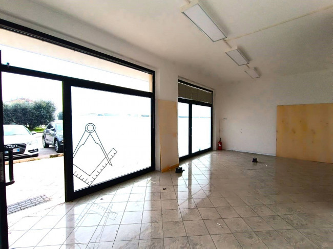 Locale commerciale in vendita a Grottammare