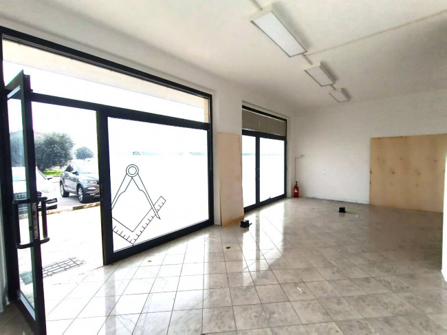Locale commerciale in affitto a Grottammare