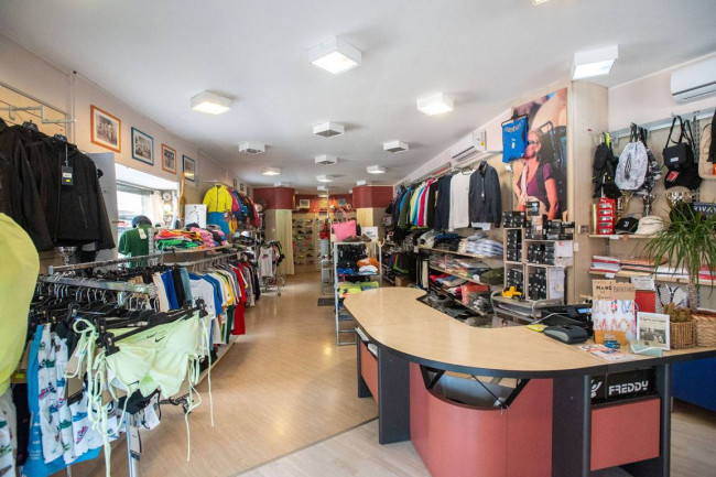 Locale commerciale in vendita a Tortona