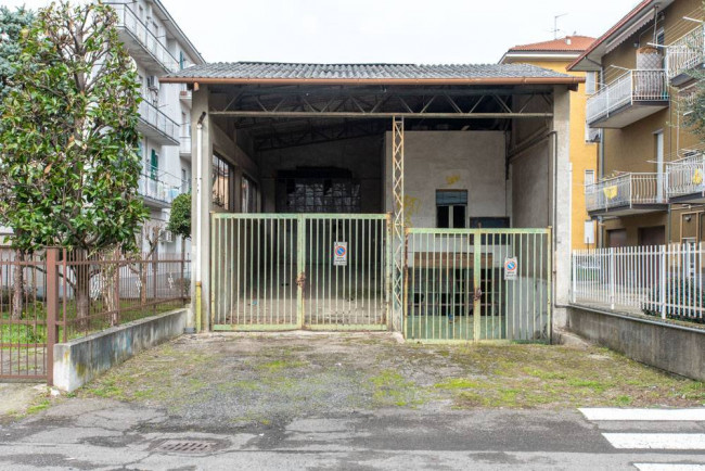 Locale commerciale in vendita a Voghera