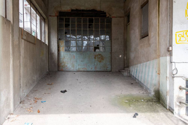 Locale commerciale in vendita a Voghera