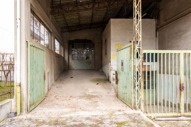 Locale commerciale in vendita a Voghera